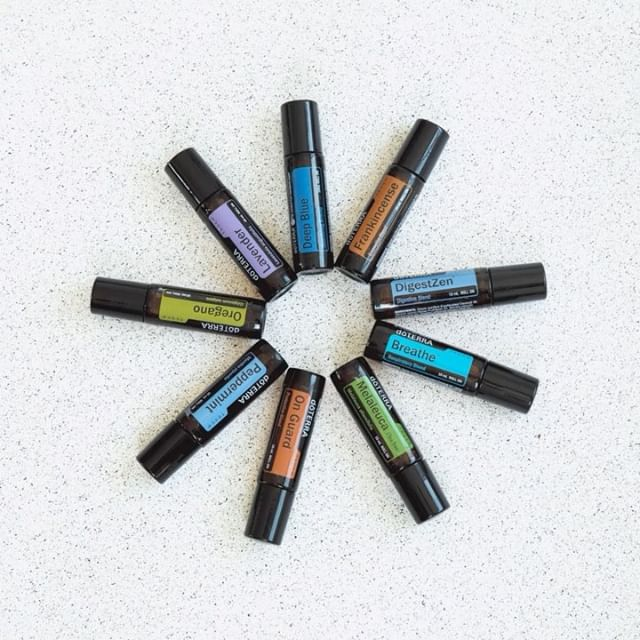 Botellas de aceite Touch dispuestas en forma de estrella sobre un fondo blanco neutro.