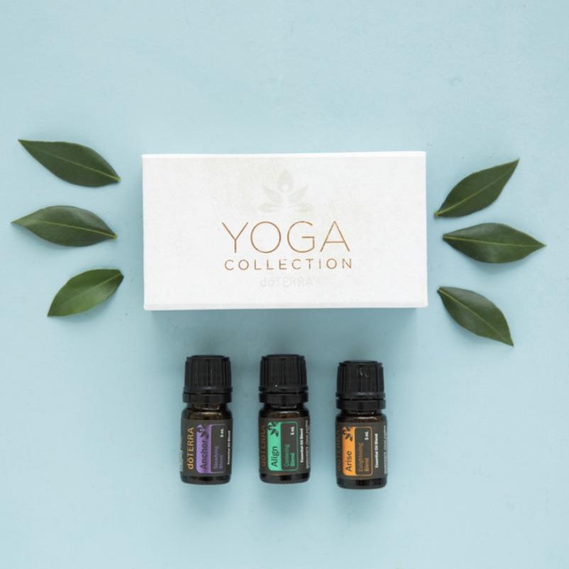 kit yoga en un fondo azul neutro