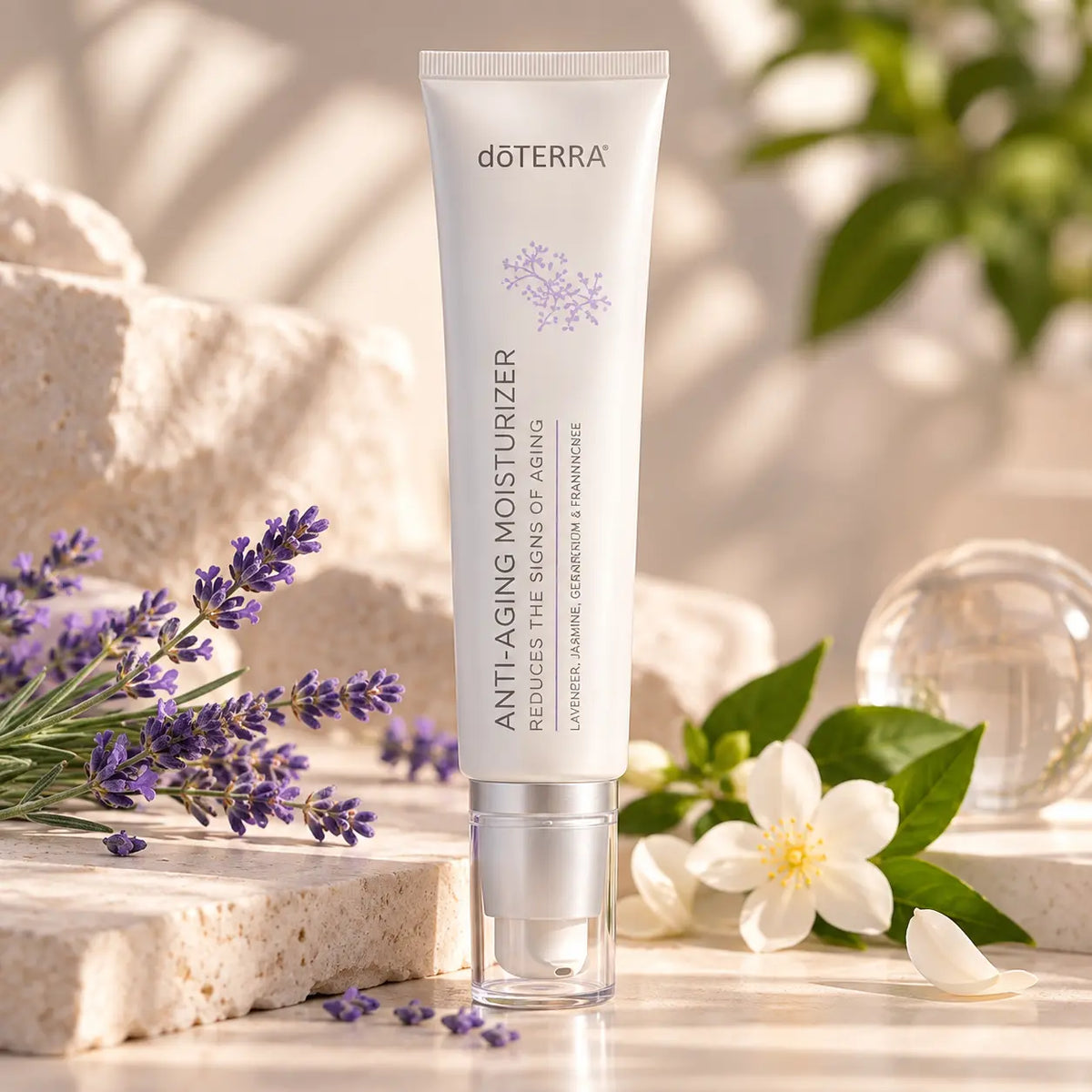 rema Hidratante Antienvejecimiento dōTERRA de 50 ml junto a flores de lavanda y jazmín, en un ambiente luminoso y natural.