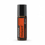 Botella Roll-on de 10 ml de dōTERRA On Guard™ Touch con etiqueta naranja y tapa negra, posicionada sobre un fondo blanco puro.