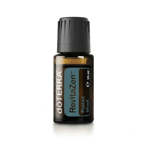 Botella de 15 ml de la mezcla de aceites esenciales dōTERRA RevitaZen™ con etiqueta verde, sobre fondo blanco puro.