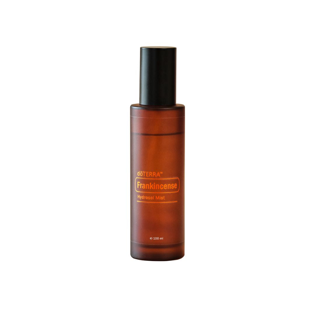 Frasco spray Frankincense Hydrosol Mist doTERRA sobre fundo branco