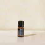 Aceite Esencial Espicanardo dōTERRA 5ml sobre superficie crema minimalista con sombra suave