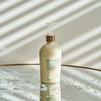 Acondicionador Diario dōTERRA 500ml — mujer aplicando en el pelo