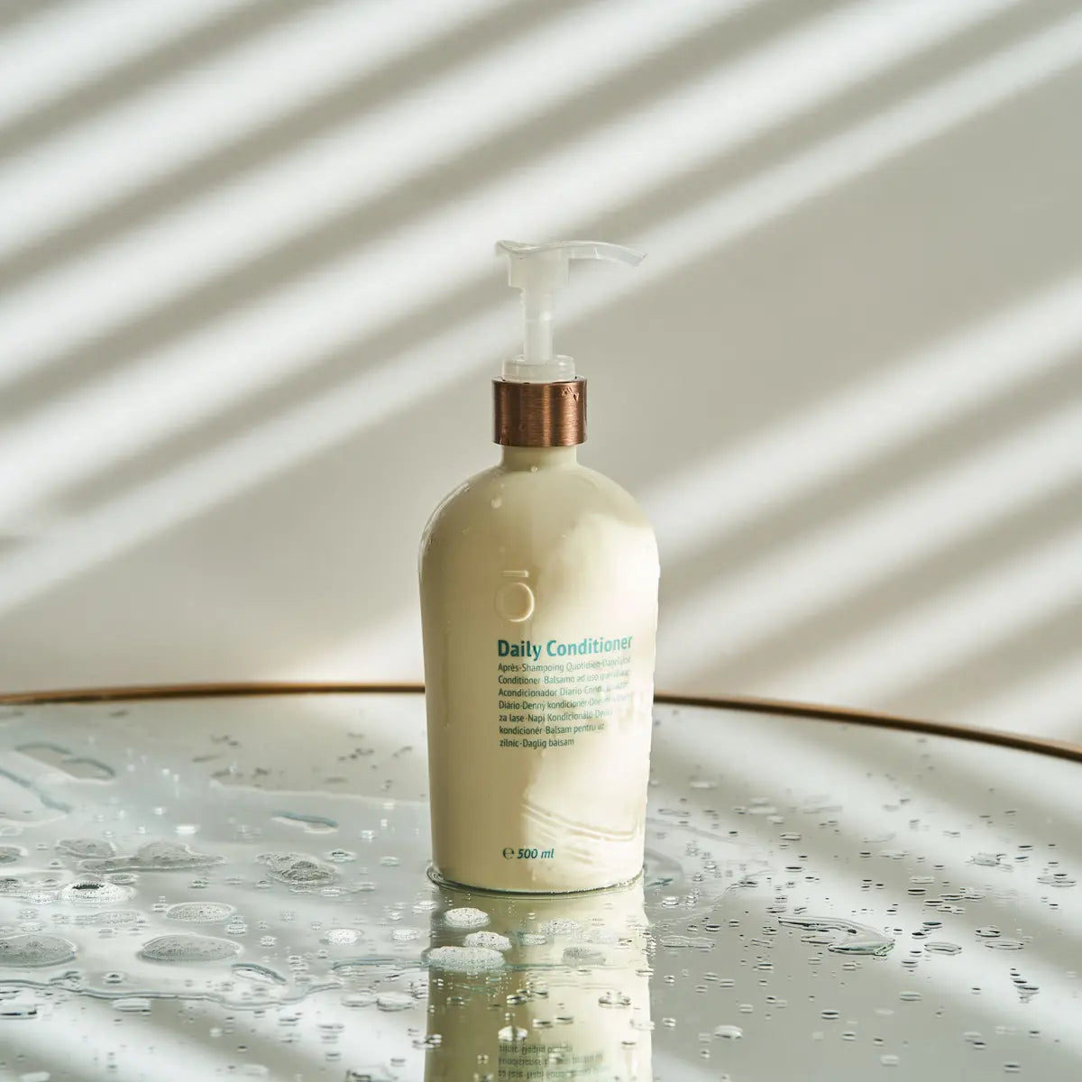 Acondicionador Diario dōTERRA 500ml — mujer aplicando en el pelo