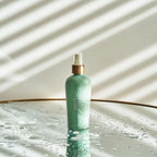 Acondicionador sin aclarado dōTERRA 237ml — mujer pelo rizado frente al espejo