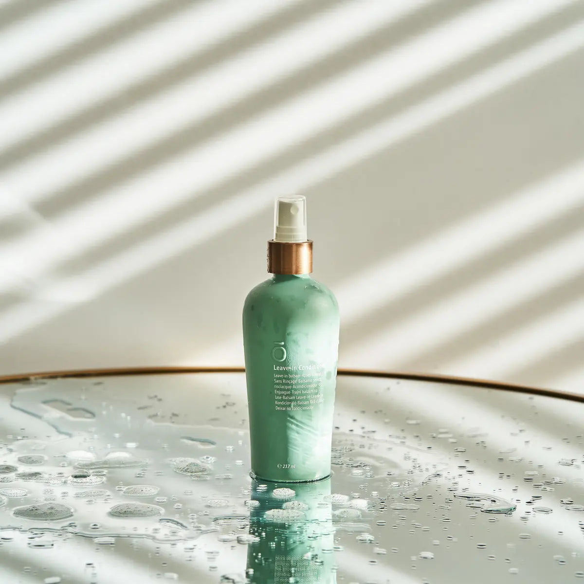 Acondicionador sin aclarado dōTERRA 237ml — mujer pelo rizado frente al espejo