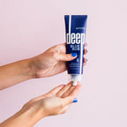 Aplicación de Deep Blue Rub sobre la mano