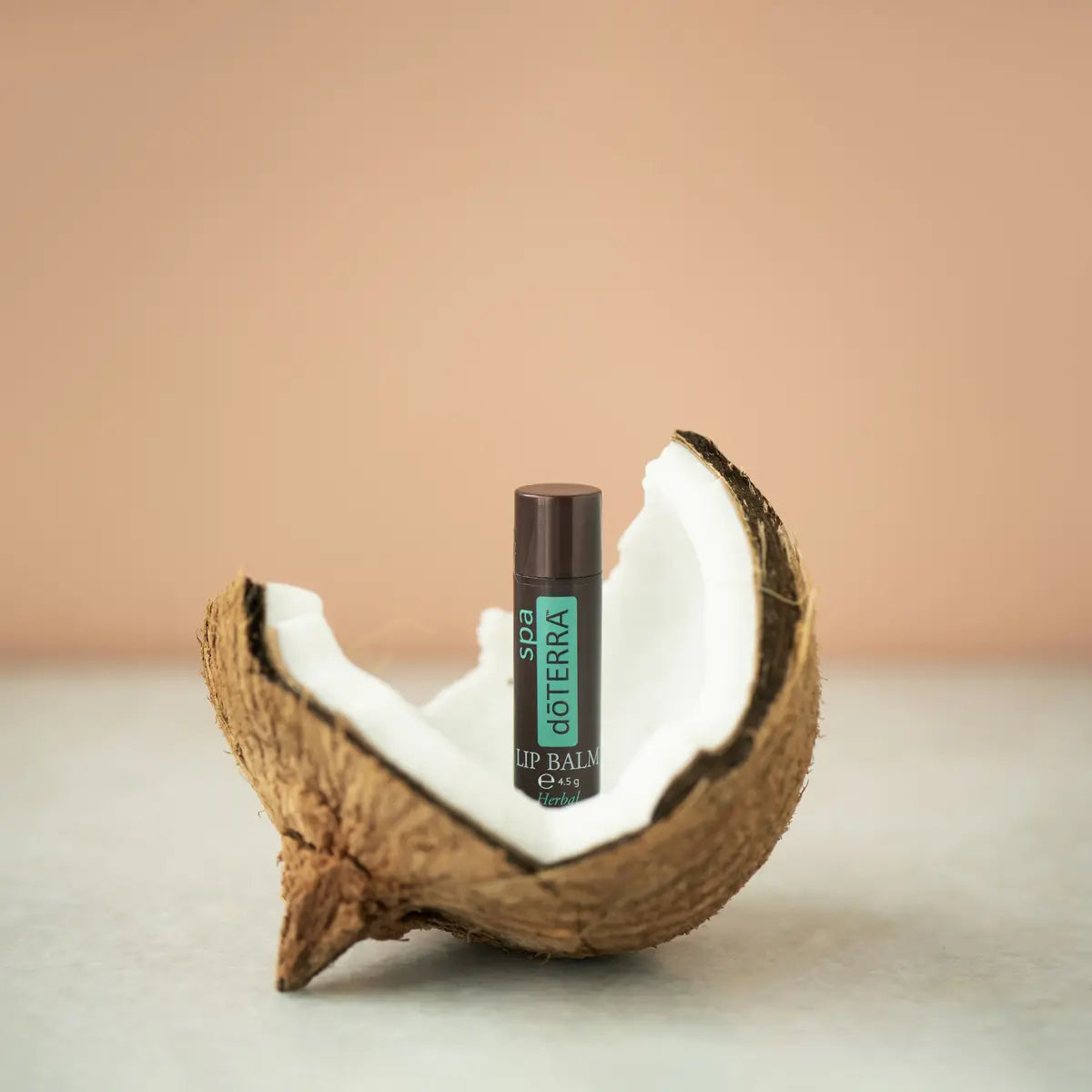 Bálsamo labial Herbal SPA dōTERRA - fotografía de estudio con hierbas naturales