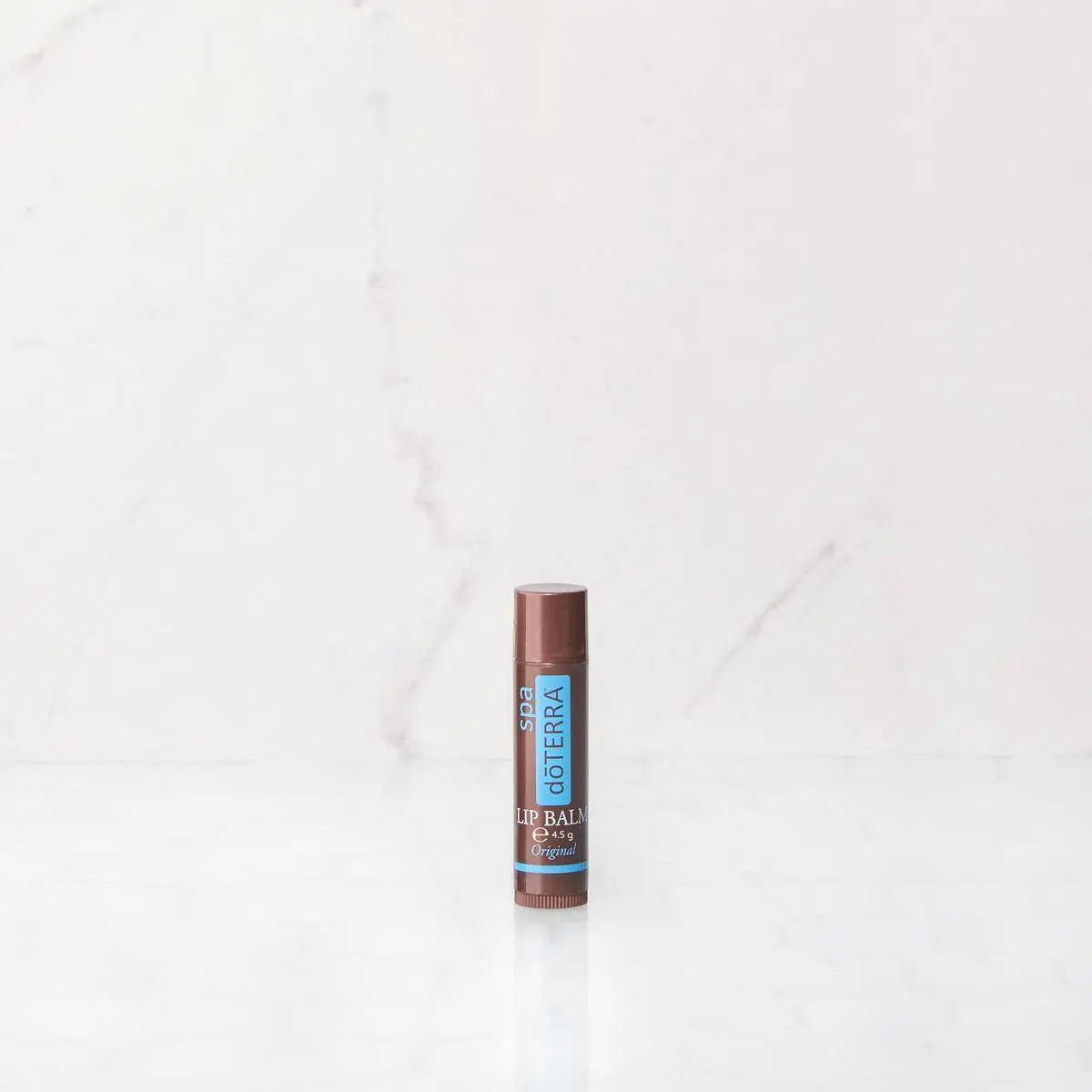 Bálsamo labial Original SPA dōTERRA versión europea sobre fondo neutro