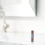 Bálsamo labial Original SPA dōTERRA - frasco sobre fondo blanco