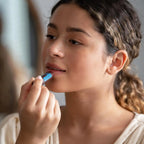 Bálsamo labial SPA dōTERRA - modelo aplicando en los labios con acabado natural