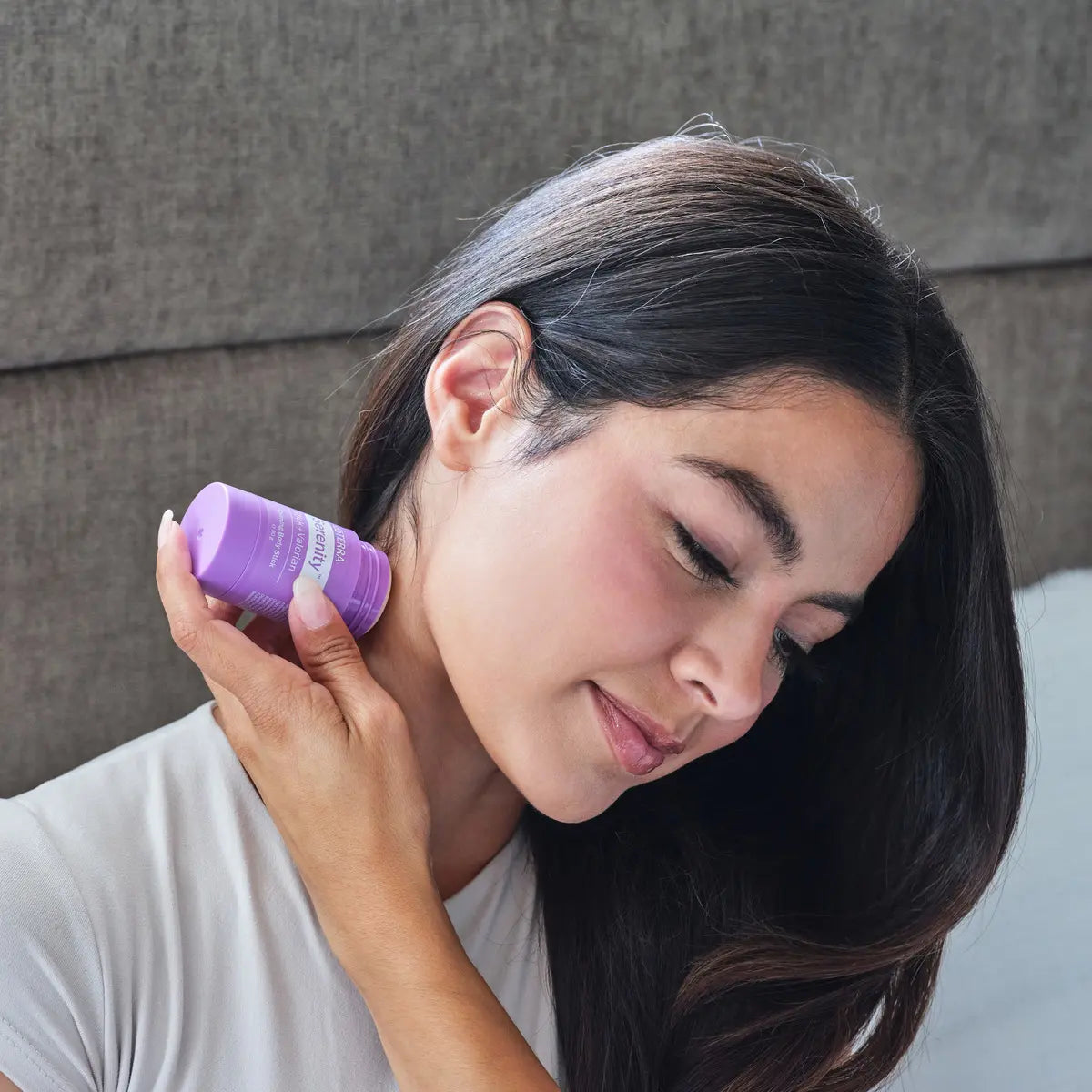 Barra Serenity y Valeriana dōTERRA 30g - mujer aplicando en cuello para un sueño relajante