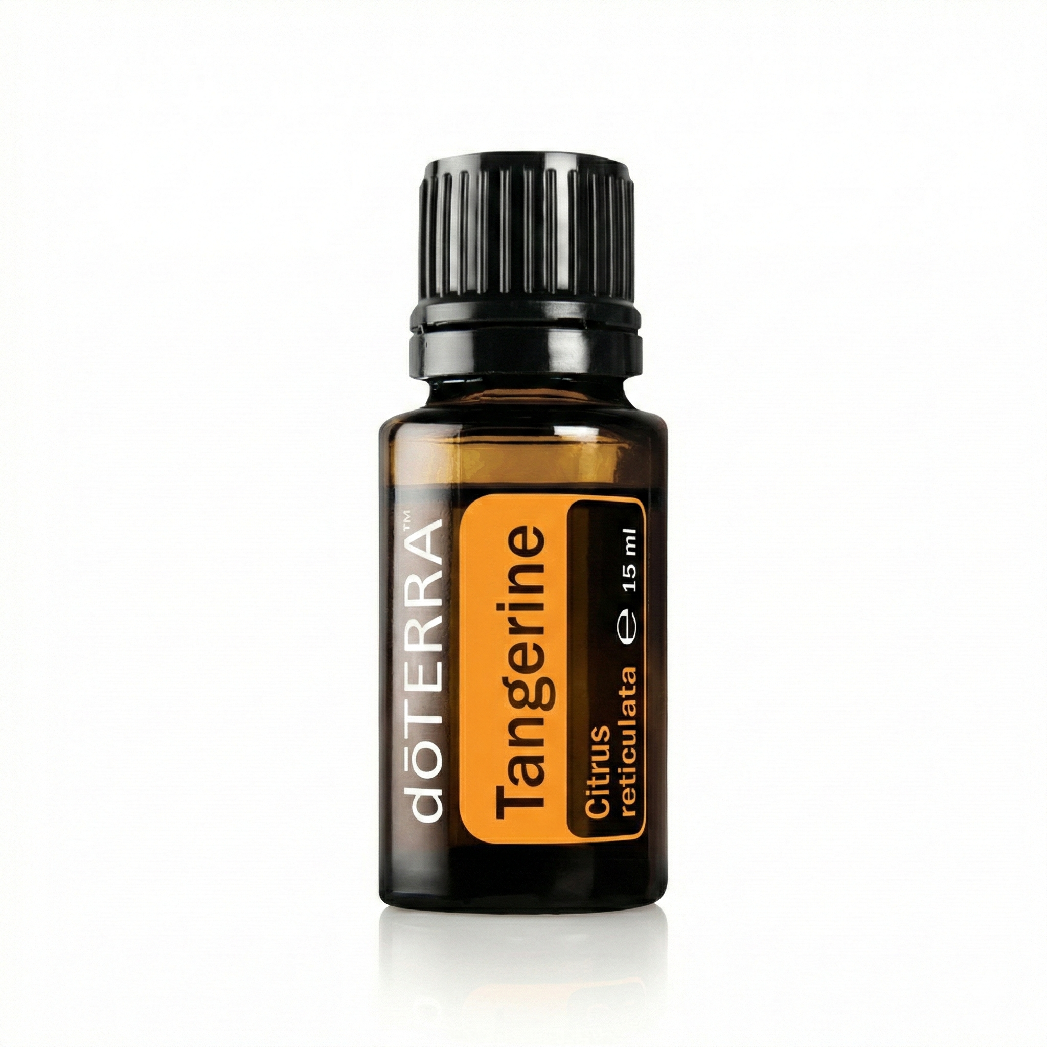 Botella de 15ml de Tangerina doTERRA en fondo blaco