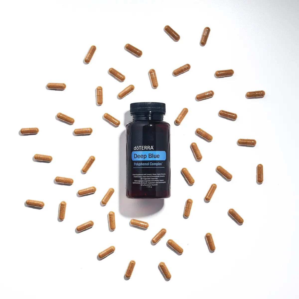 Bote doTERRA Deep Blue Polyphenol Complex rodeado de 60 cápsulas vegetales esparcidas sobre fondo blanco
