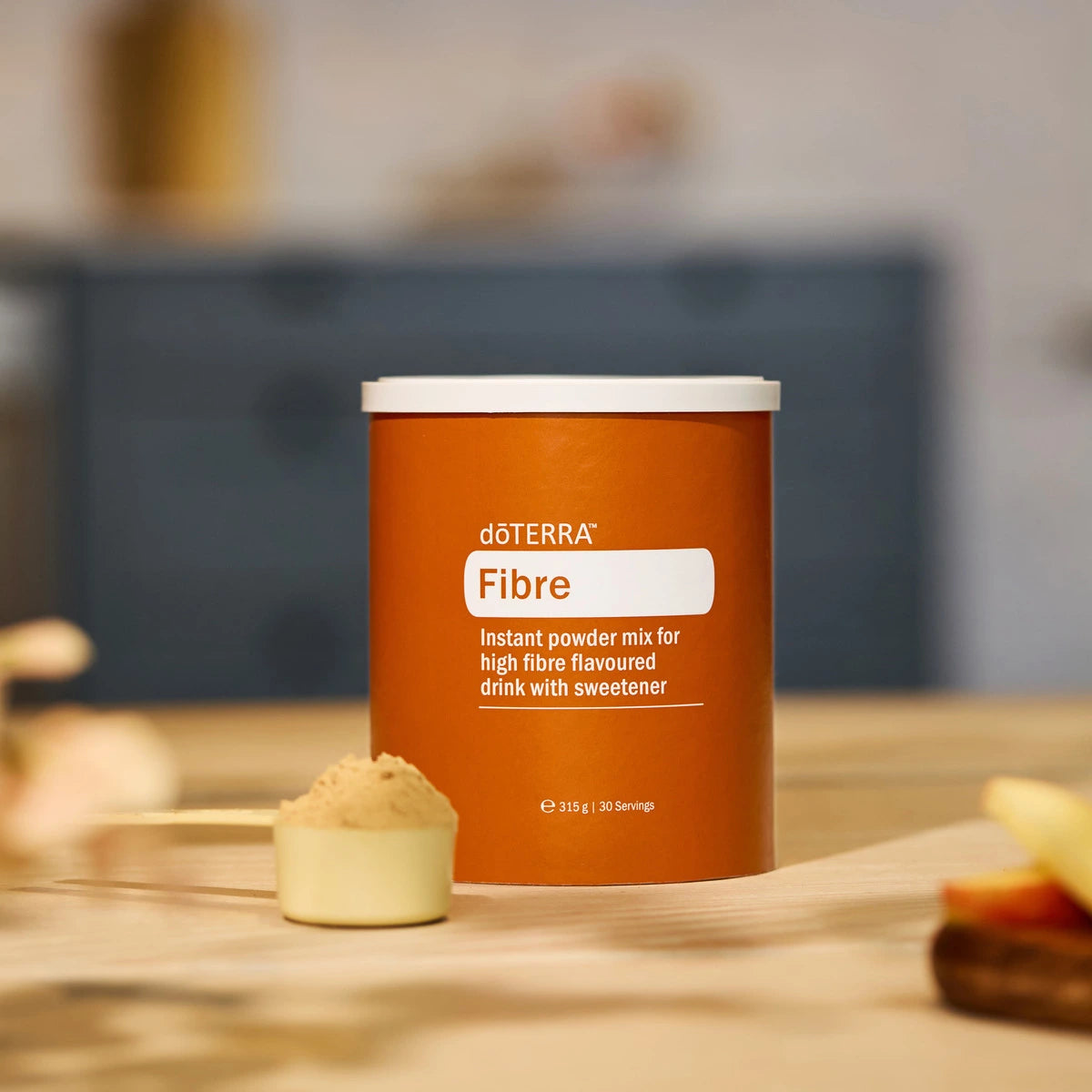 Bote doTERRA Fibre 315 g con cacito medidor lleno de polvo de fibra sobre encimera de cocina