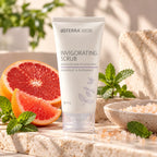 Exfoliante Vigorizante dōTERRA de 70 g con toronja y menta, rodeado de ingredientes naturales y elementos exfoliantes.