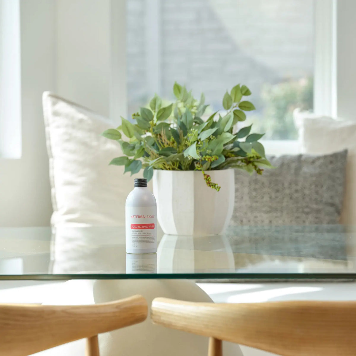 Jabón Espumoso de Manos Concentrado dōTERRA abōde™ 237ml - lifestyle sobre mesa de cristal en salón