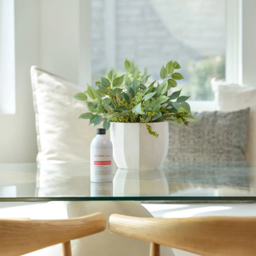 Jabón Espumoso de Manos Concentrado dōTERRA abōde™ 237ml - lifestyle sobre mesa de cristal en salón