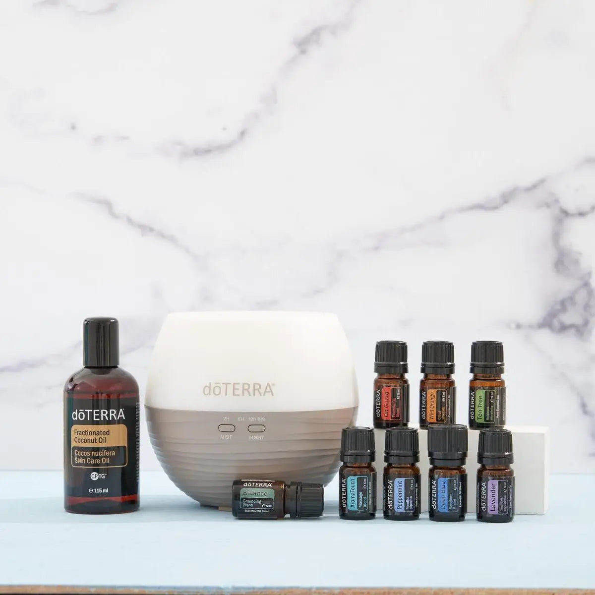 Kit AromaTouch Diffused dōTERRA con difusor y ocho aceites esenciales, coco y mármol en estudio