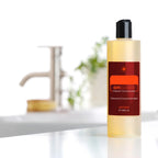 Limpiador concentrado On Guard™ dōTERRA 355ml con frasco en estudio junto a grifo y planta al fondo