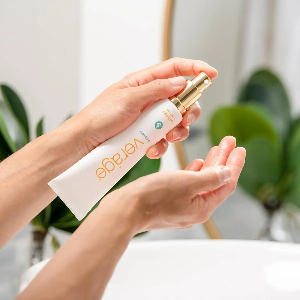 Limpiador Veráge dōTERRA 60ml — frasco sobre mármol fondo claro