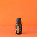 Mezcla dōTERRA MetaPWR 15ml — frasco sobre fondo naranja vibrante en estudio minimalista