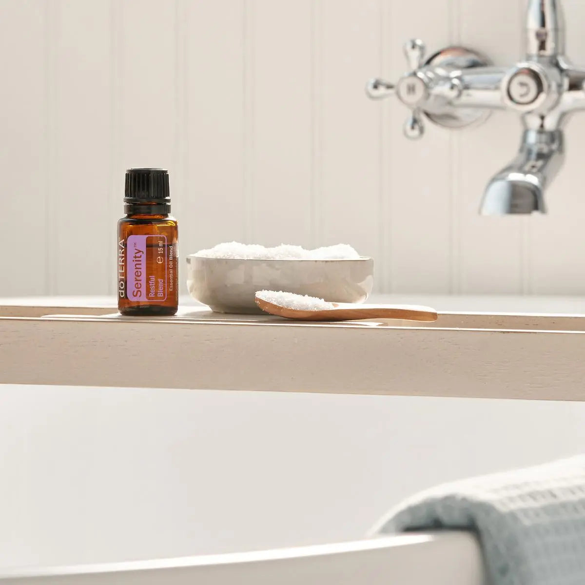 Mezcla dōTERRA Serenity 15ml — frasco en el borde de bañera vintage con sal de baño, cuchara de madera y grifo