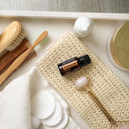 Mezcla dōTERRA Zendocrine 15ml — frasco en rutina de bienestar con esponja, rodillo de cuarzo y peine sobre mármol