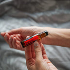 On Guard Touch Roll-On dōTERRA 10ml — estudio fondo claro