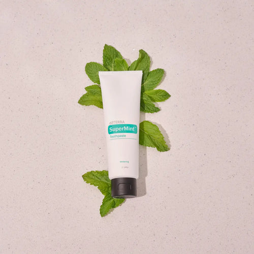 Pasta de dientes SuperMint dōTERRA 125ml — tubo en estudio fondo blanco
