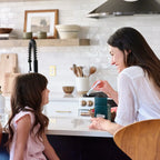 Madre e hija en cocina luminosa con PB Assist+ doTERRA en un momento lifestyle de bienestar familiar
