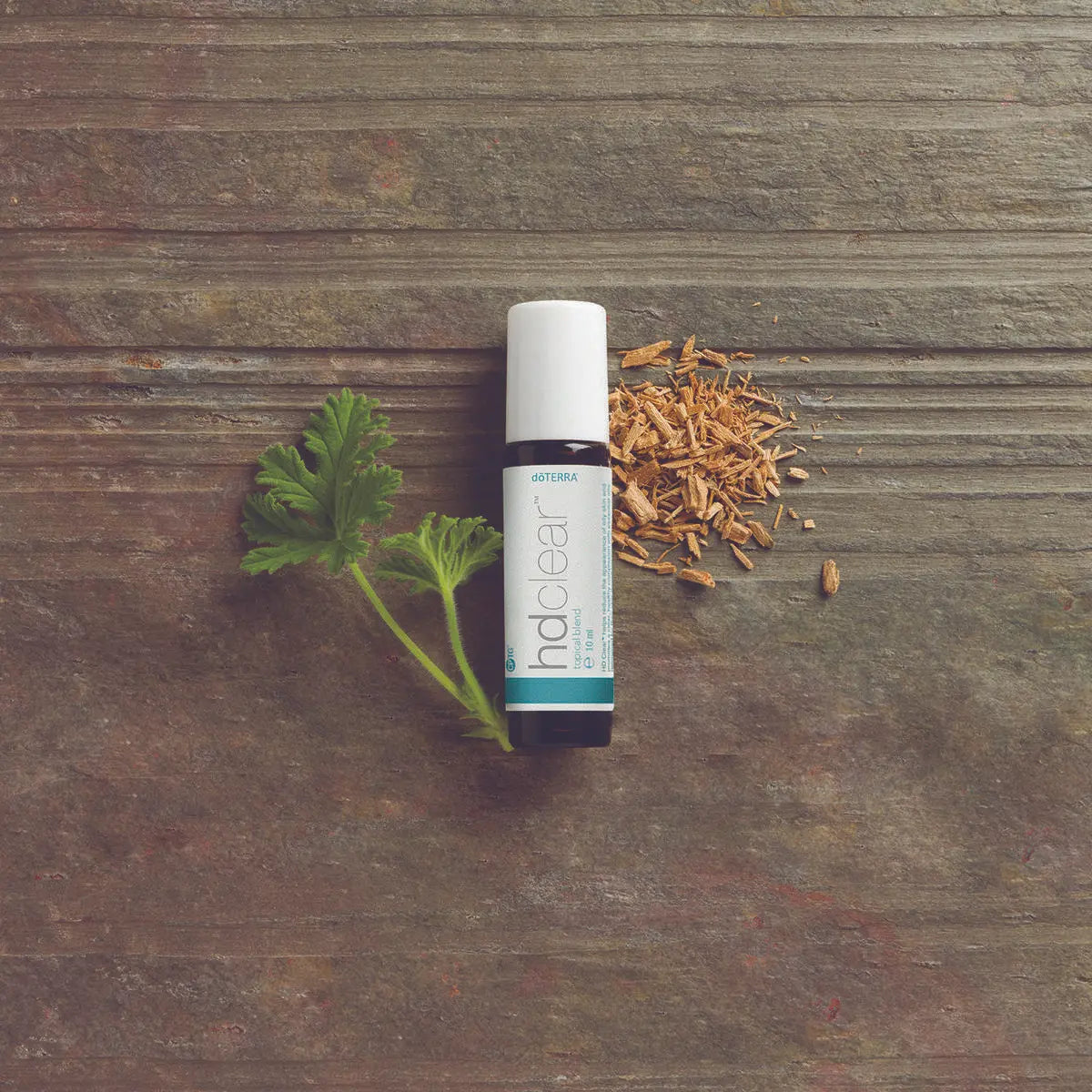 Roll-on HD Clear dōTERRA 10ml — frasco en estudio con fondo blanco minimalista