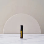 Roll-on Helichrysum Touch dōTERRA 10ml — frasco sobre fondo pastel minimalista