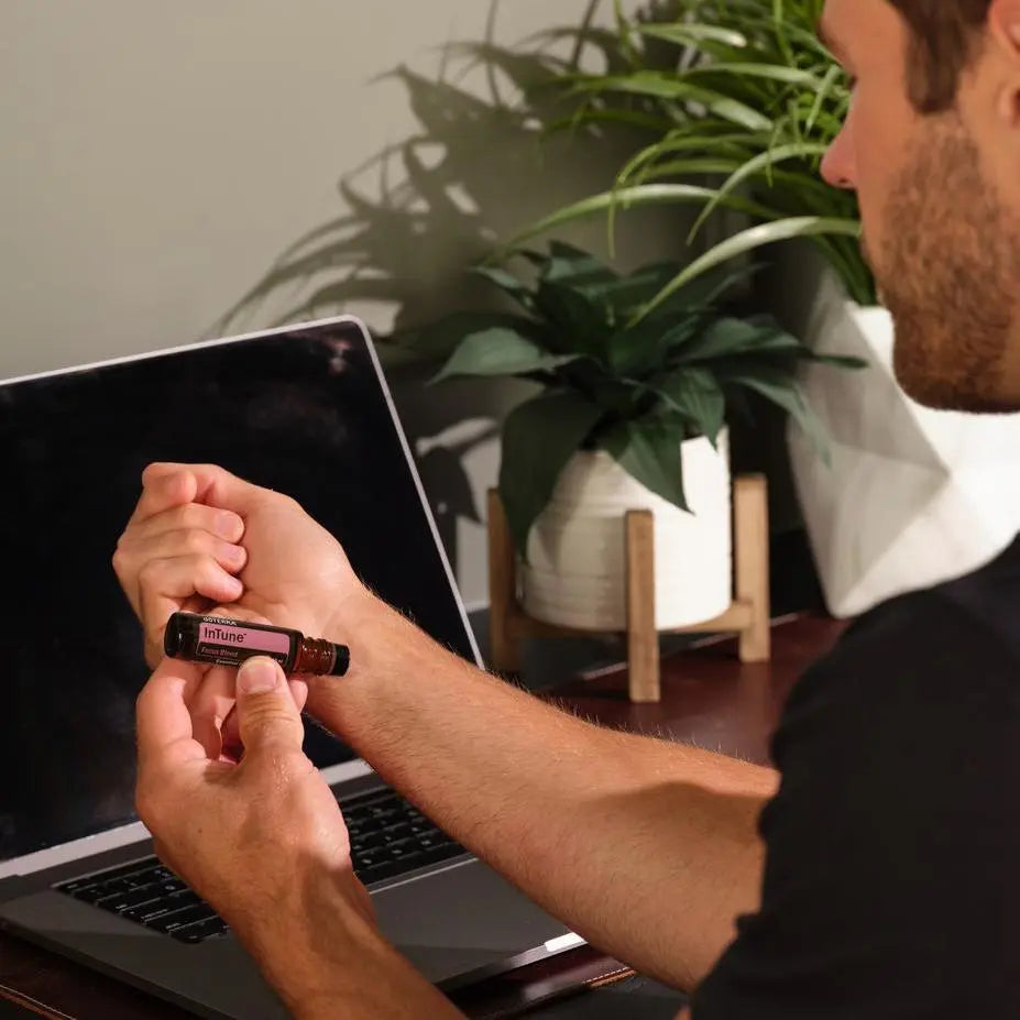 Roll-on InTune Touch dōTERRA 10ml — modelo aplicando el roll-on en escena lifestyle