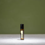 Jazmín Touch dōTERRA 10ml solo sobre fondo verde oliva minimalista