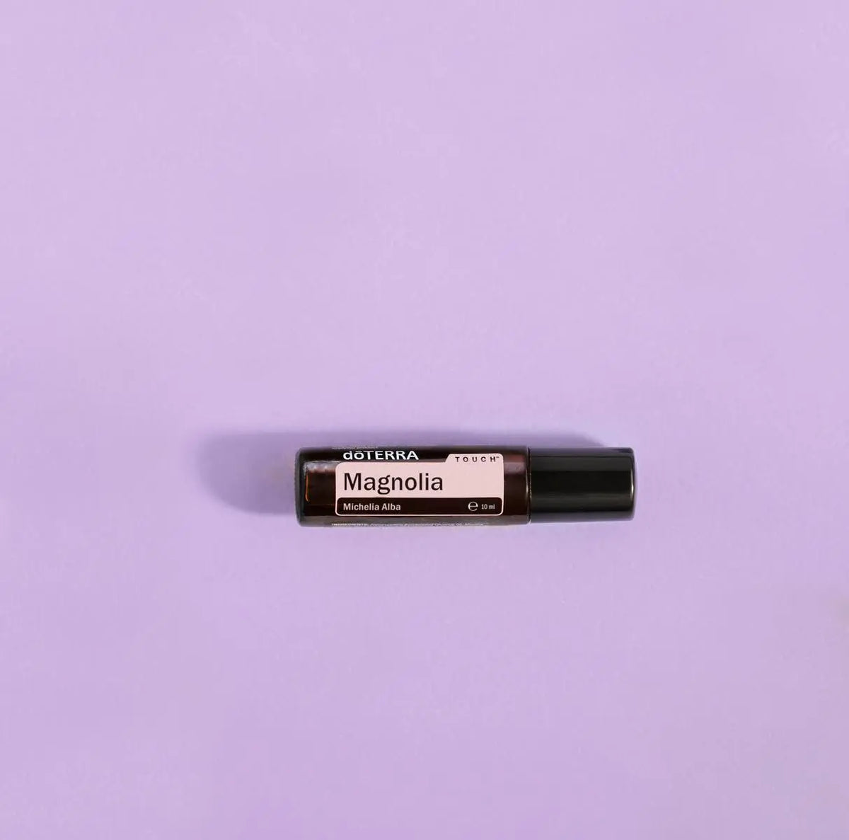 Magnolia Touch dōTERRA 10ml solo sobre fondo lila lavanda minimalista