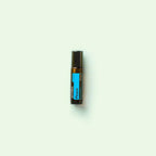 Roll-on Peace Touch dōTERRA 10ml — frasco sobre fondo verde menta minimalista