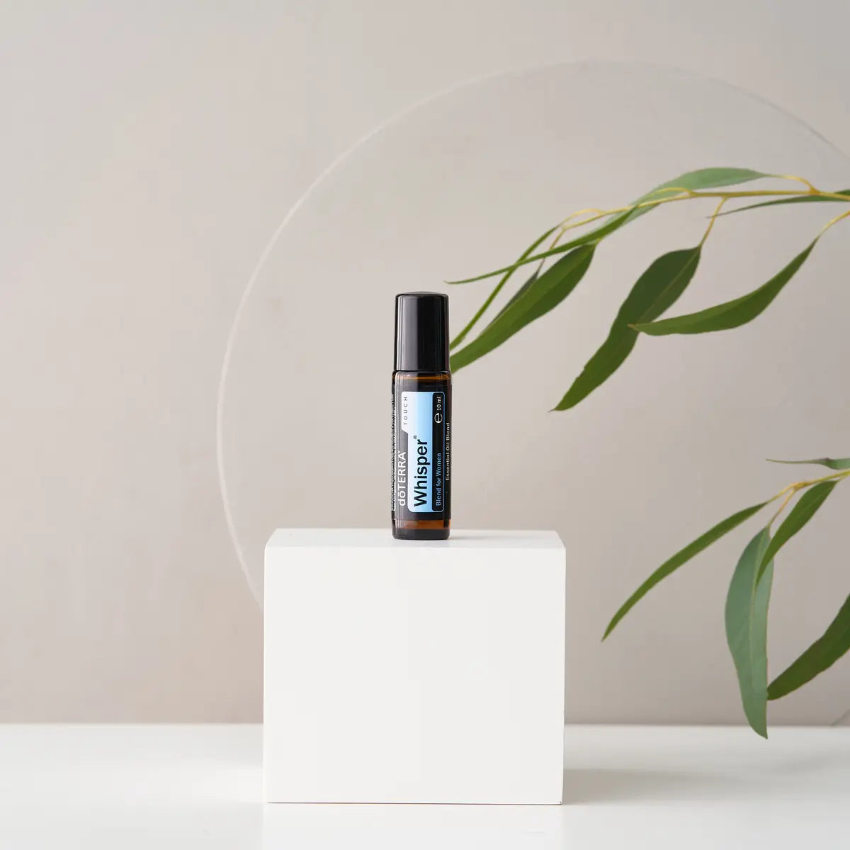 Roll-on Whisper Touch dōTERRA 10ml — frasco en cubo blanco con espejo circular y eucalipto