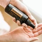 Sérum Yarrow|Pom dōTERRA 100ml — frasco en cerámica blanca fondo beige