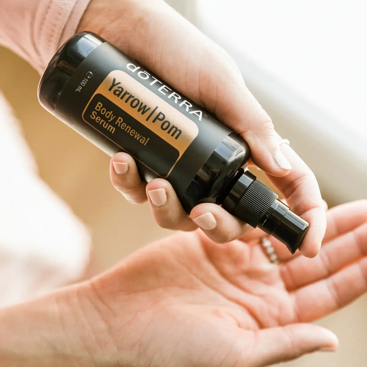 Sérum Yarrow|Pom dōTERRA 100ml — frasco en cerámica blanca fondo beige