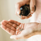 Sérum Yarrow|Pom dōTERRA 100ml — frasco junto a plantas suculentas