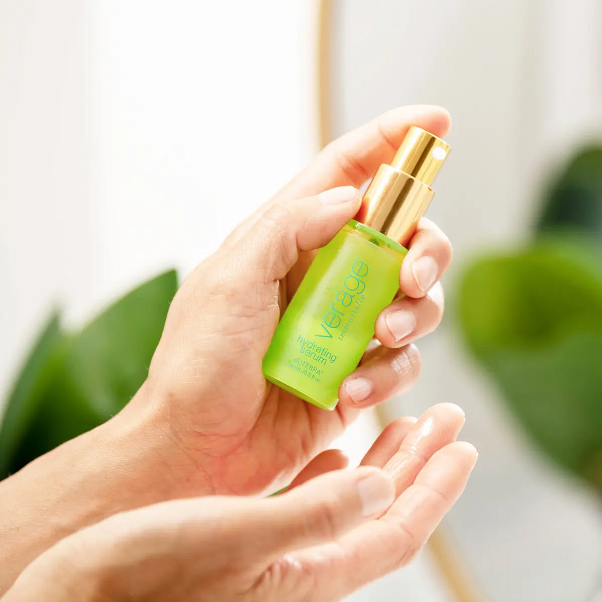 Suero Hidratante Veráge Immortelle dōTERRA — frasco dorado fondo beige