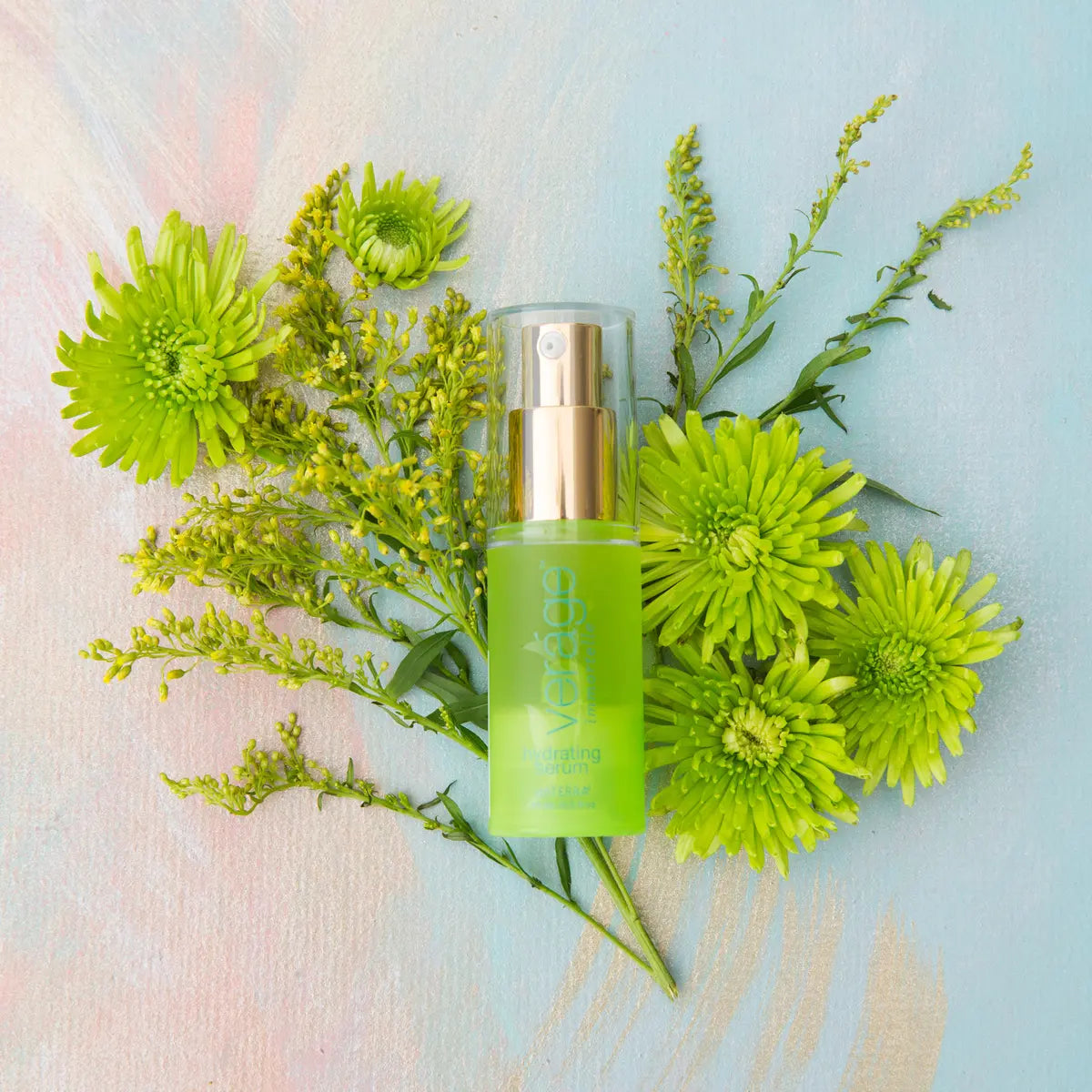 Suero Hidratante Veráge Immortelle dōTERRA — frasco en encimera con toalla