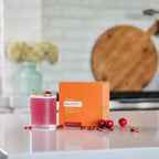 MetaPWR™ Advantage dōTERRA cereza y granada — vaso con bebida y frutas frescas