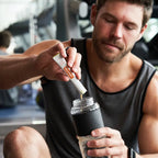 MetaPWR™ Advantage dōTERRA — hombre en el gimnasio con botella