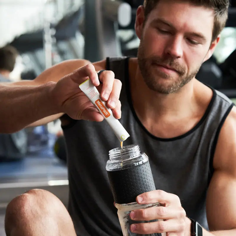 MetaPWR™ Advantage dōTERRA — hombre en el gimnasio con botella