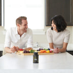 MicroPlex VMz dōTERRA — pareja en cocina con frutas y verduras frescas