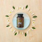 MicroPlex VMz dōTERRA — cápsulas en plato azul con flores en vista cenital
