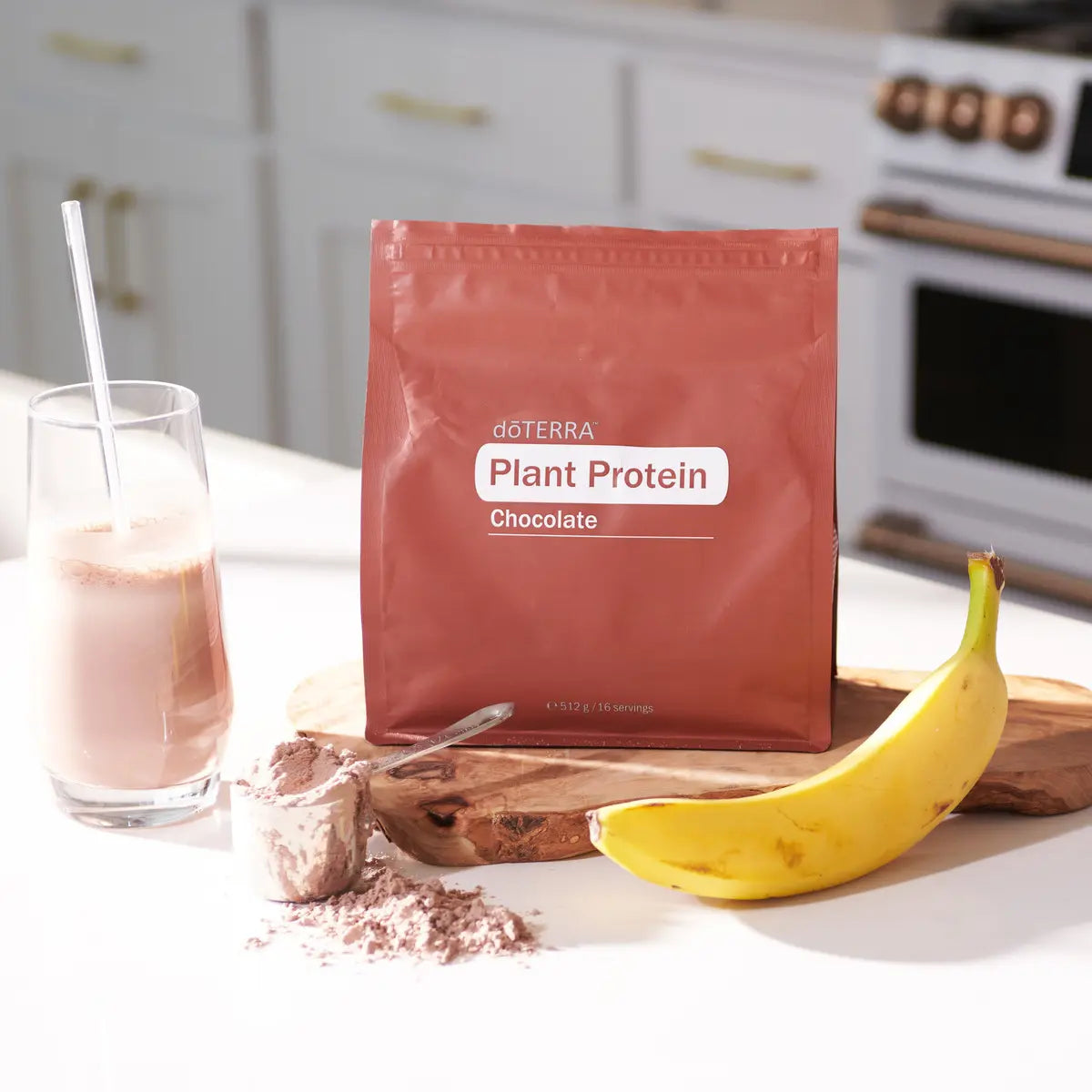 Bolsa de proteína vegetal de chocolate dōTERRA junto a un batido de plátano en la cocina